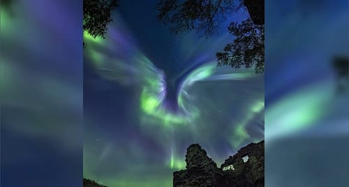 Une aurore boréale en forme de "phoenix" apparaît au-dessus d'une centrale électrique militaire abandonnée