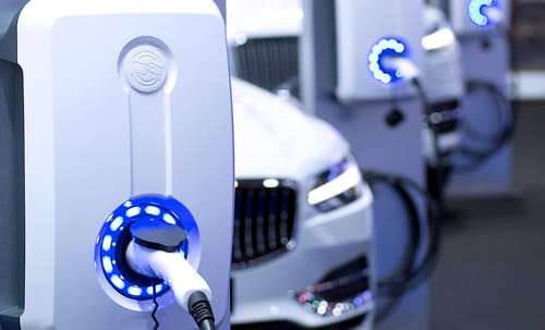 Une entreprise produit des batteries pour voitures électriques rechargeables en 5 minutes !