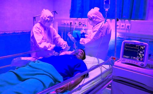 Un médicament coûtant moins de 2€ par jour aide au traitement des formes graves de COVID-19